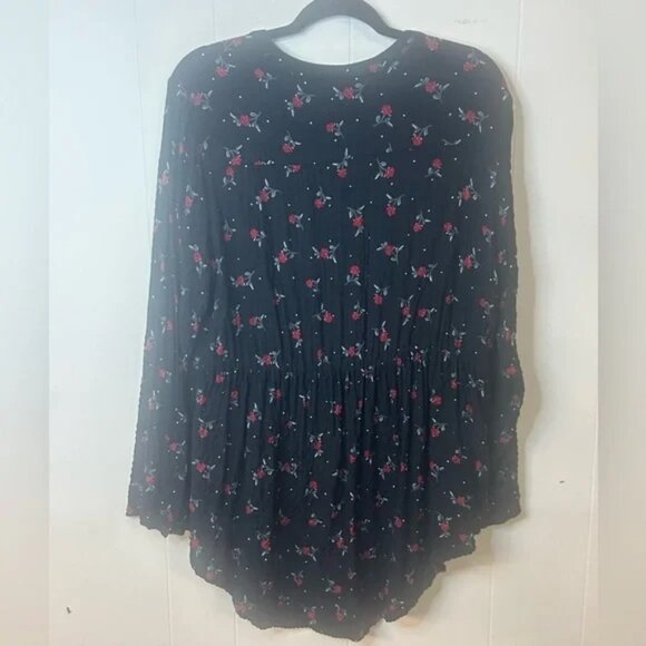 Torrid Tunic Womens 1X Black Red Roses Floral Emma Crinkle Knit Hi Lo Button Up - Picture 5 of 11